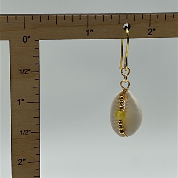 2356- Handmade Shell Dangle Earrings NWT - Picture 3 of 6